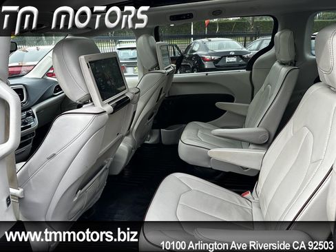 Used 2017 Chrysler Pacifica Limited w/ UConnect Theater Package FWD image 19