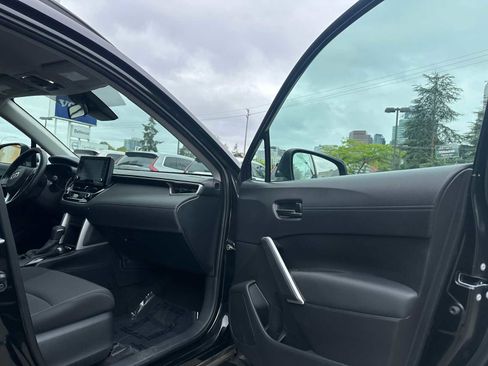 Used 2022 Toyota Corolla Cross LE AWD/4WD image 11