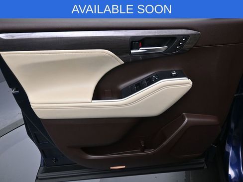 Used 2022 Toyota Highlander Limited AWD/4WD image 11