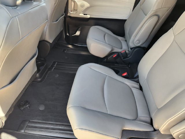Used 2026 Toyota Sienna XLE FWD image 21
