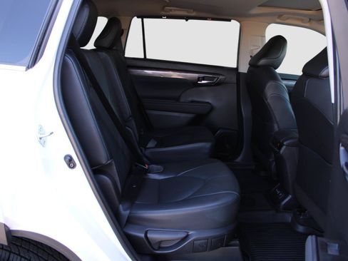 Used 2023 Toyota Highlander Limited FWD image 35