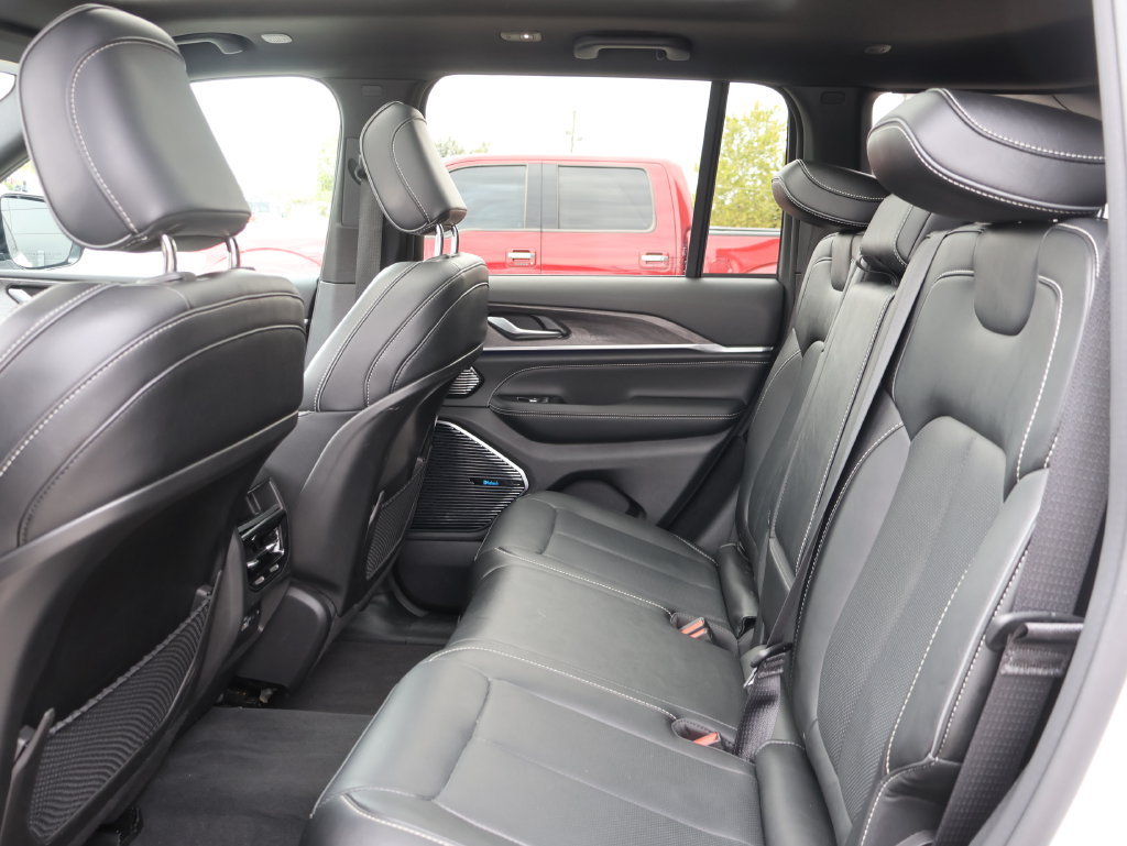 Used 2023 Jeep Grand Cherokee Overland AWD/4WD image 17