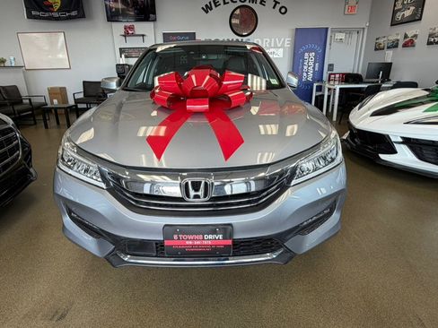 Used 2017 Honda Accord Touring image 3