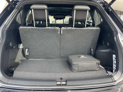 Certified 2022 Volkswagen Tiguan SE R-Line FWD image 25