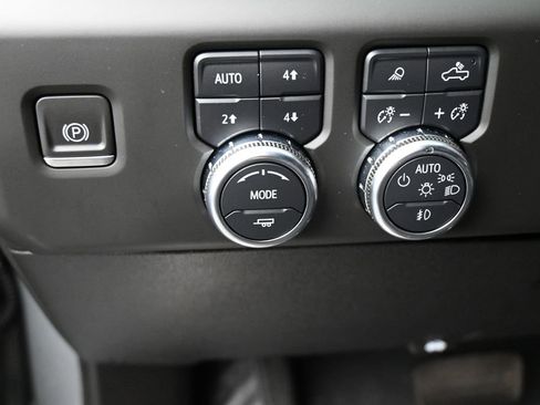 Used 2024 GMC Sierra 2500 AT4 w/ AT4 Premium Plus Package AWD/4WD image 6