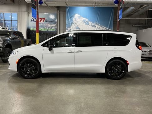 New 2026 Chrysler Pacifica Limited w/ S Appearance Package image 3