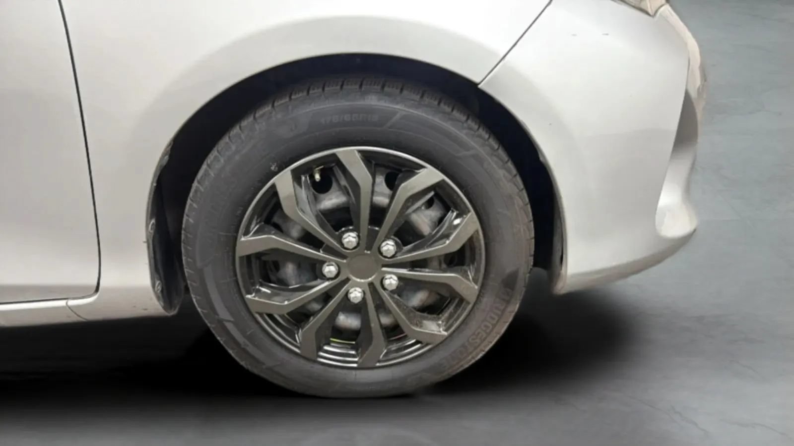 Used 2017 Toyota Yaris L w/ Carpet Mat Package FWD image 23
