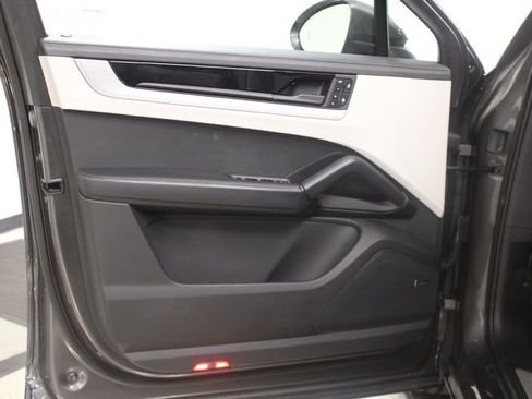 Certified 2025 Porsche Cayenne Coupe image 17