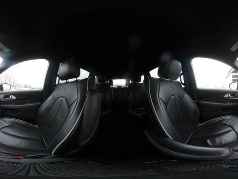 Used 2025 Chrysler Pacifica Limited image 46