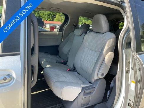 Used 2021 Toyota Sienna LE FWD image 4