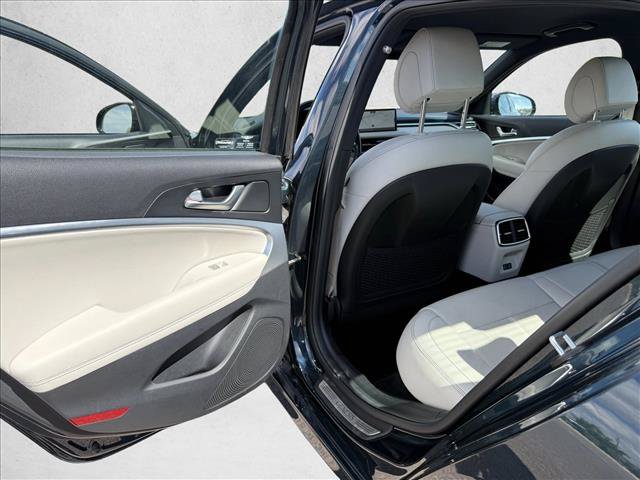 Used 2025 Genesis G70 2.5T RWD image 21