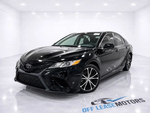 Used 2020 Toyota Camry SE FWD image 1