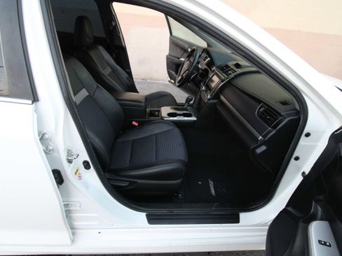 Used 2013 Toyota Camry SE image 13