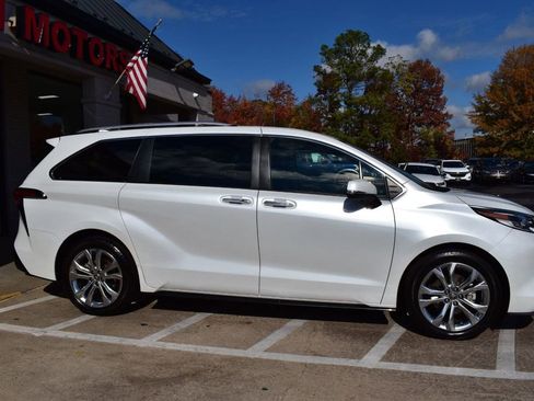 Used 2022 Toyota Sienna Platinum image 6