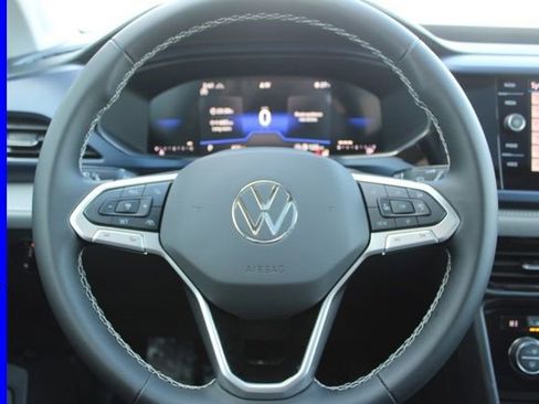 Used 2024 Volkswagen Taos SE image 29