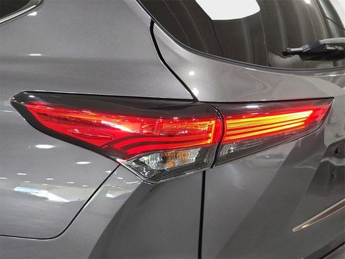 Used 2022 Toyota Highlander LE image 31