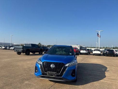 Used 2023 Nissan Kicks SR w/ SR Premium Package FWD image 6