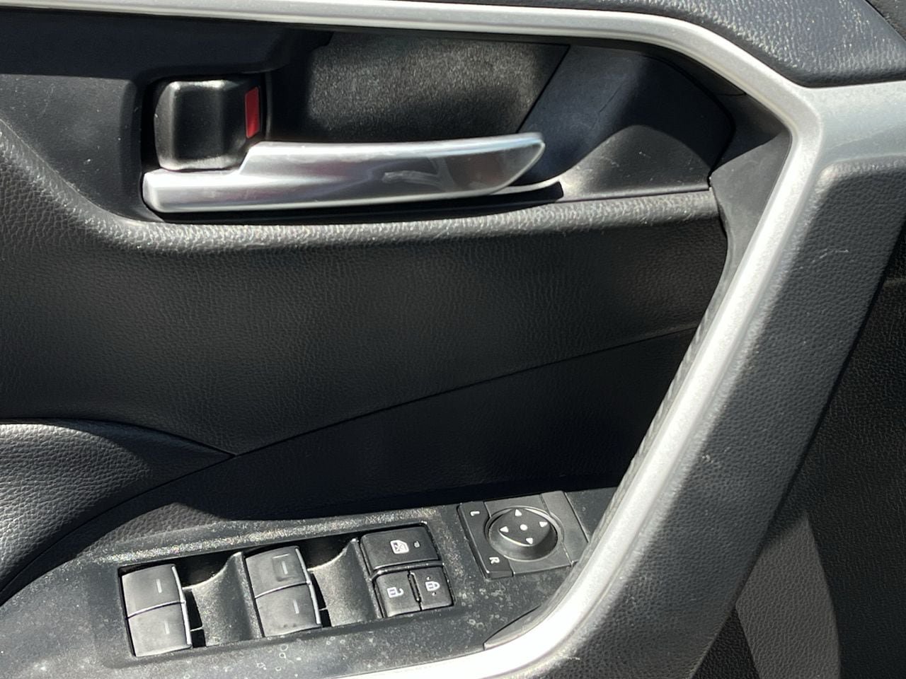 Used 2025 Toyota RAV4 XLE FWD image 21
