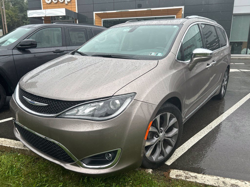 Used 2018 Chrysler Pacifica Limited w/ Tire & Wheel Group FWD image 2