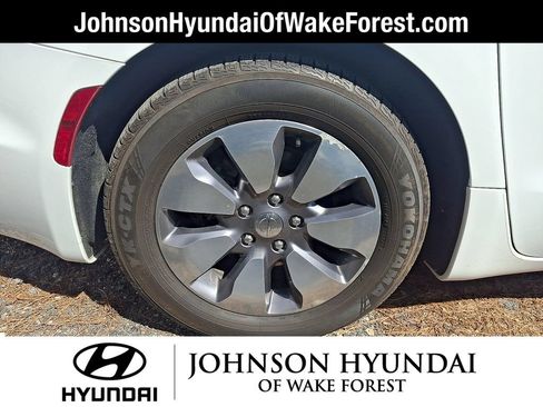 Used 2017 Chrysler Pacifica Platinum FWD image 4