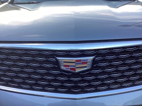 Used 2024 Cadillac XT4 Premium Luxury image 5