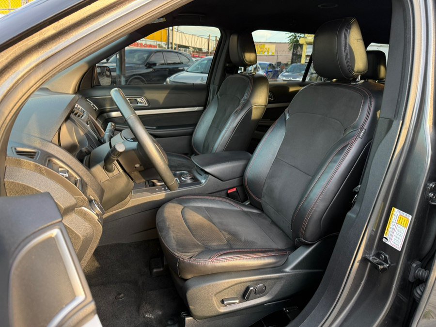 Used 2018 Ford Explorer XLT w/ Equipment Group 202A AWD/4WD image 7