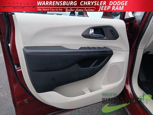 Used 2020 Chrysler Pacifica Touring-L FWD image 11