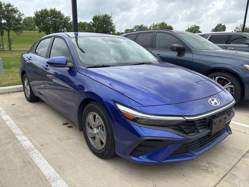 Used 2024 Hyundai Elantra SE image 3