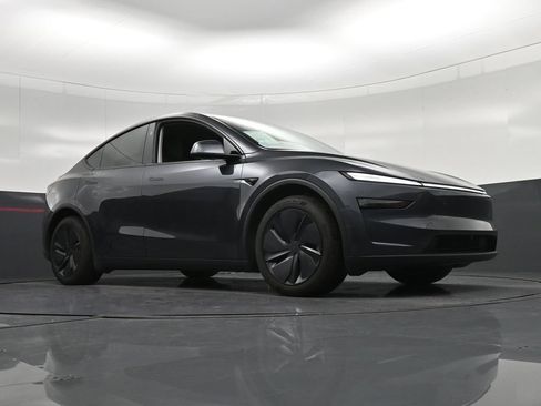 Used 2026 Tesla Model Y 2WD image 29