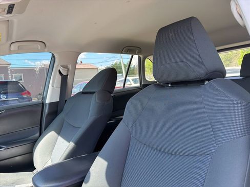 Used 2022 Toyota RAV4 LE image 9