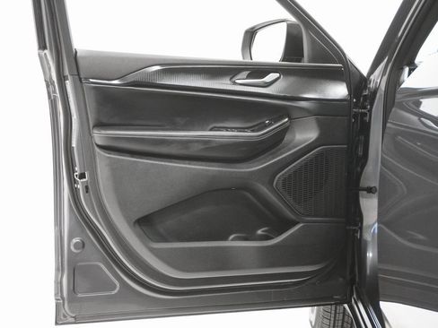 Used 2025 Jeep Grand Cherokee L Laredo image 13