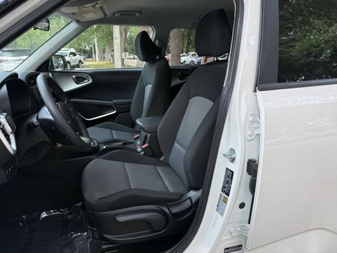 Used 2025 Kia Soul LX w/ LX Technology Package FWD image 33