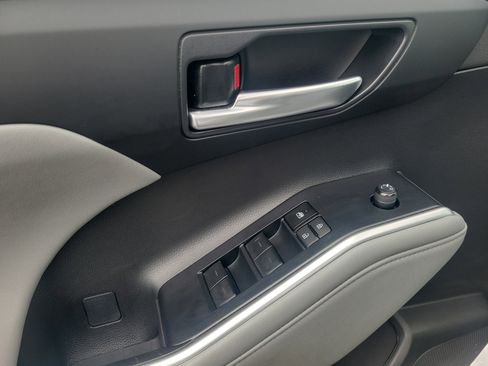 Used 2024 Toyota Highlander XLE FWD image 13
