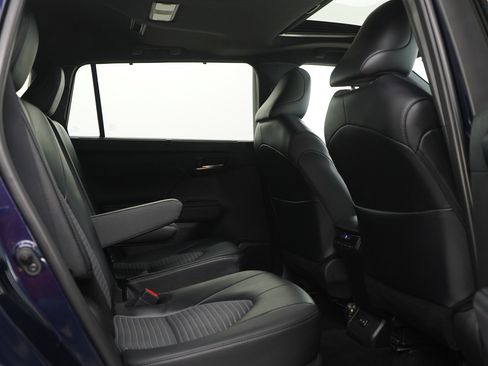 Used 2025 Toyota Highlander XSE AWD/4WD image 13