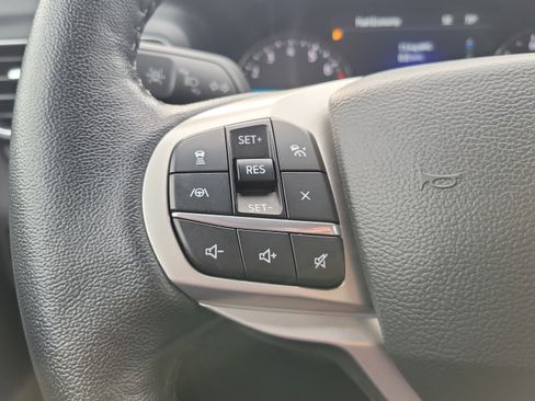 Used 2022 Ford Explorer XLT w/ Equipment Group 202A AWD/4WD image 22