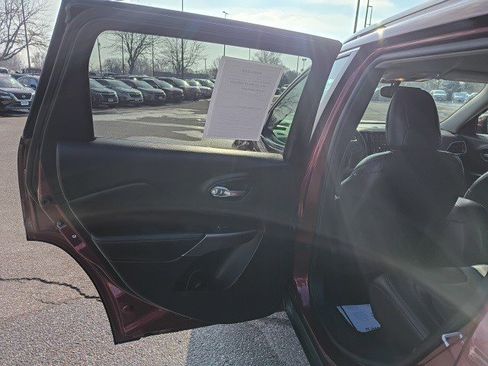 Used 2019 Jeep Cherokee Limited image 12