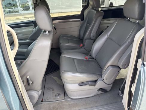 Used 2010 Volkswagen Routan SE FWD image 9
