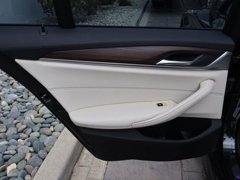 Used 2017 BMW 530i xDrive image 13