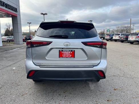 Used 2024 Toyota Highlander XLE image 4