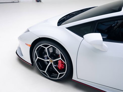 Used 2020 Lamborghini Huracan EVO image 17