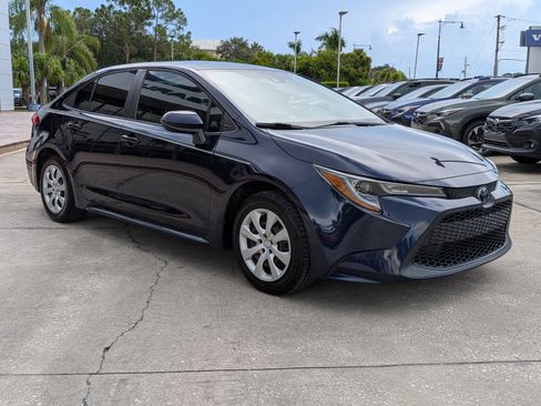 Used 2022 Toyota Corolla LE FWD image 2