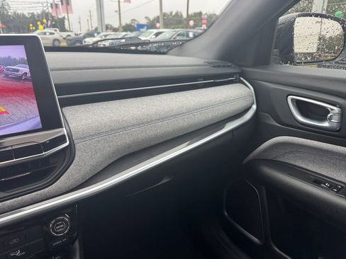 Used 2024 Jeep Compass Latitude image 34