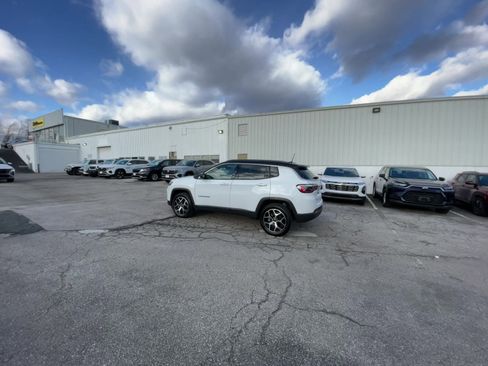 Used 2025 Jeep Compass Limited image 15