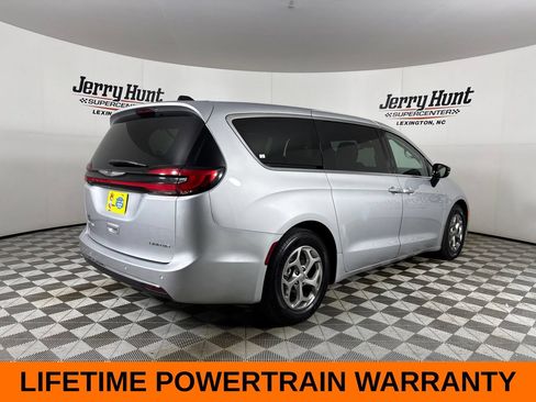 Used 2024 Chrysler Pacifica Limited FWD image 6