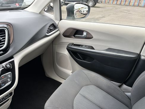 Used 2023 Chrysler Voyager LX FWD image 26