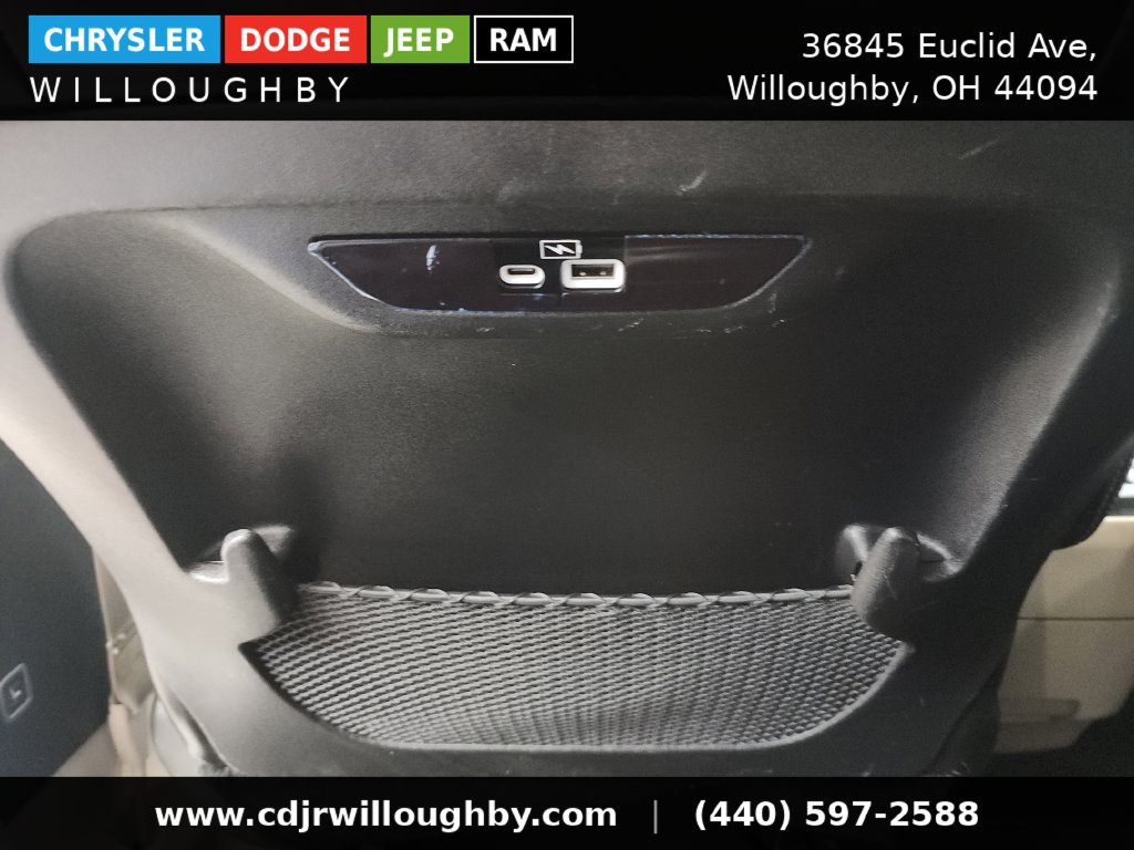 Used 2023 Chrysler Pacifica Touring-L FWD image 28