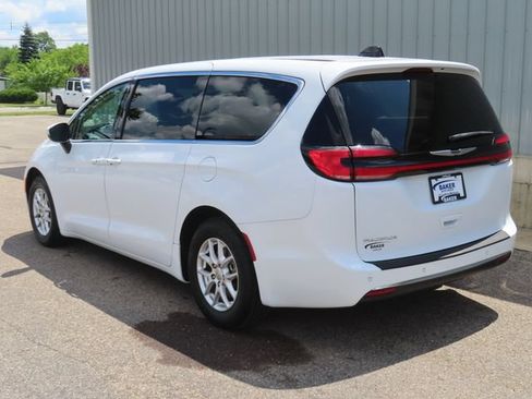 Used 2023 Chrysler Pacifica Touring-L FWD image 8
