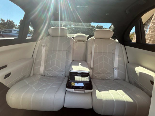 Used 2023 BMW i7 xDrive60 AWD/4WD image 33