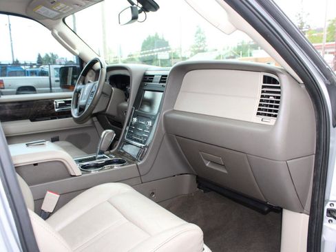 Used 2015 Lincoln Navigator L 4WD image 17