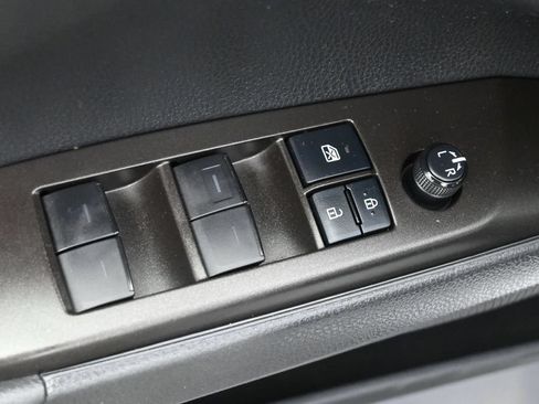 Used 2022 Toyota Camry SE w/ Convenience Package FWD image 4